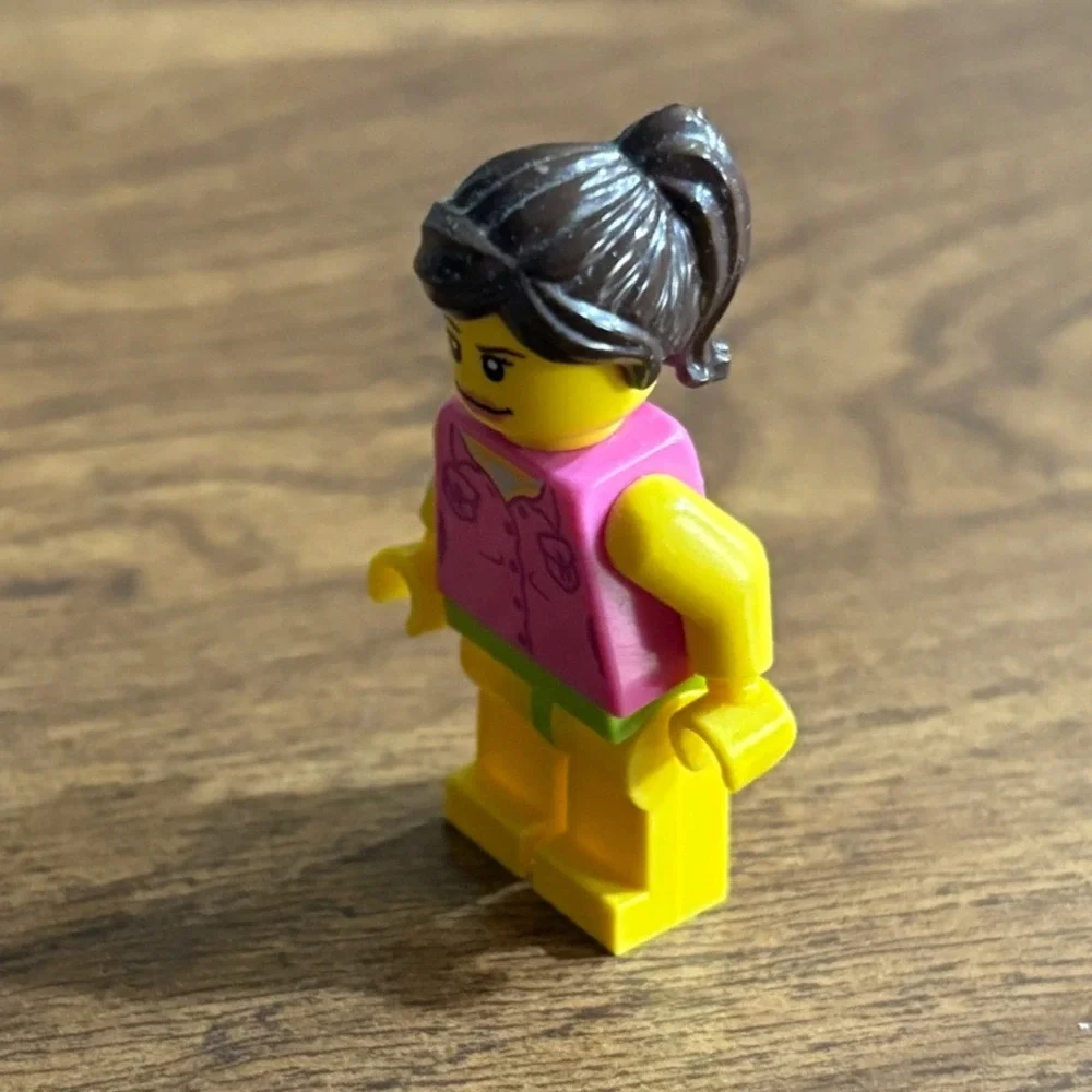 LEGO City Minifigure Pink Shirt Brown Ponytail Yellow Legs Bathing Suit Beach